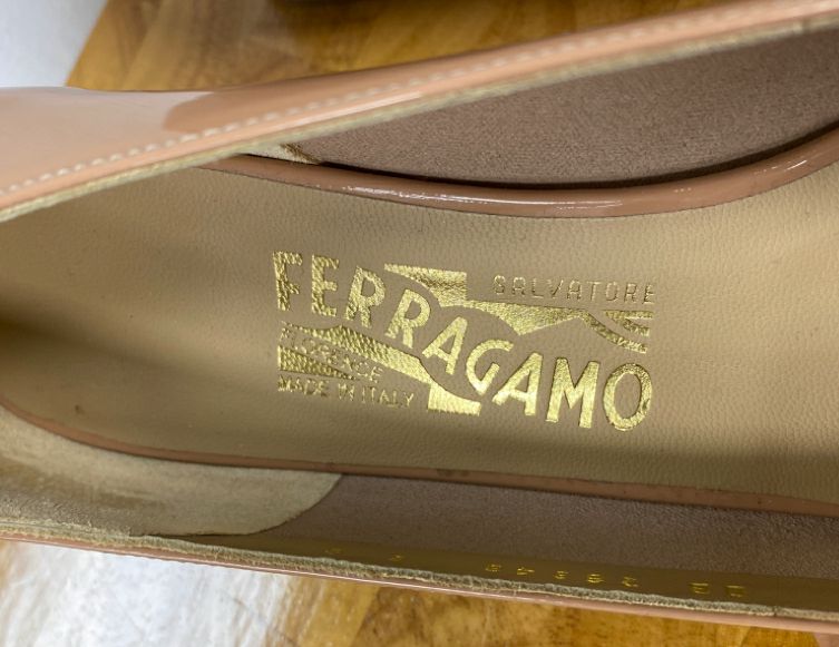 UNUSED Salvatore Ferragamo Blush Patent Leather Vara Heels Size 8