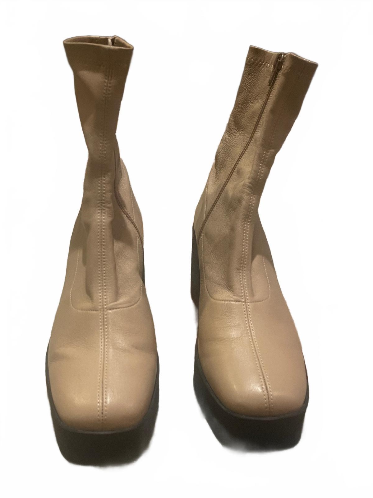 Akaada Booties
