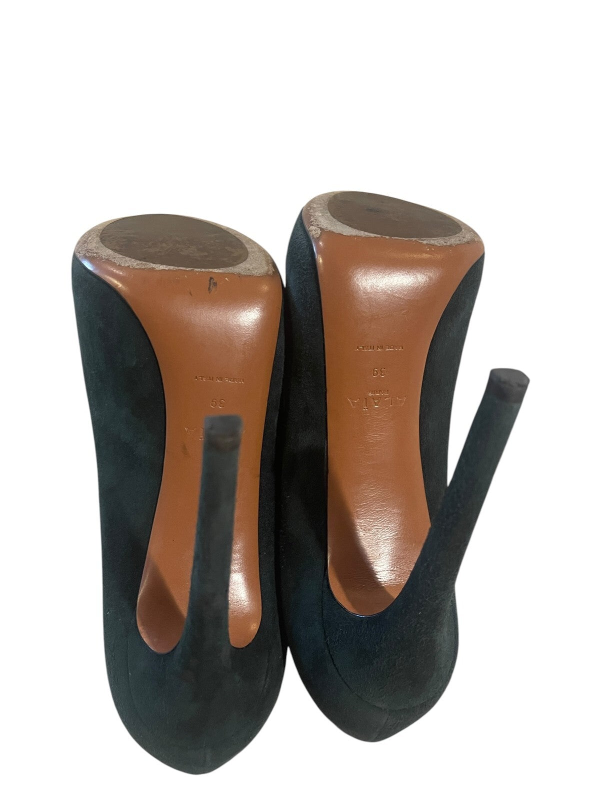 Classic Alaïa suede pumps