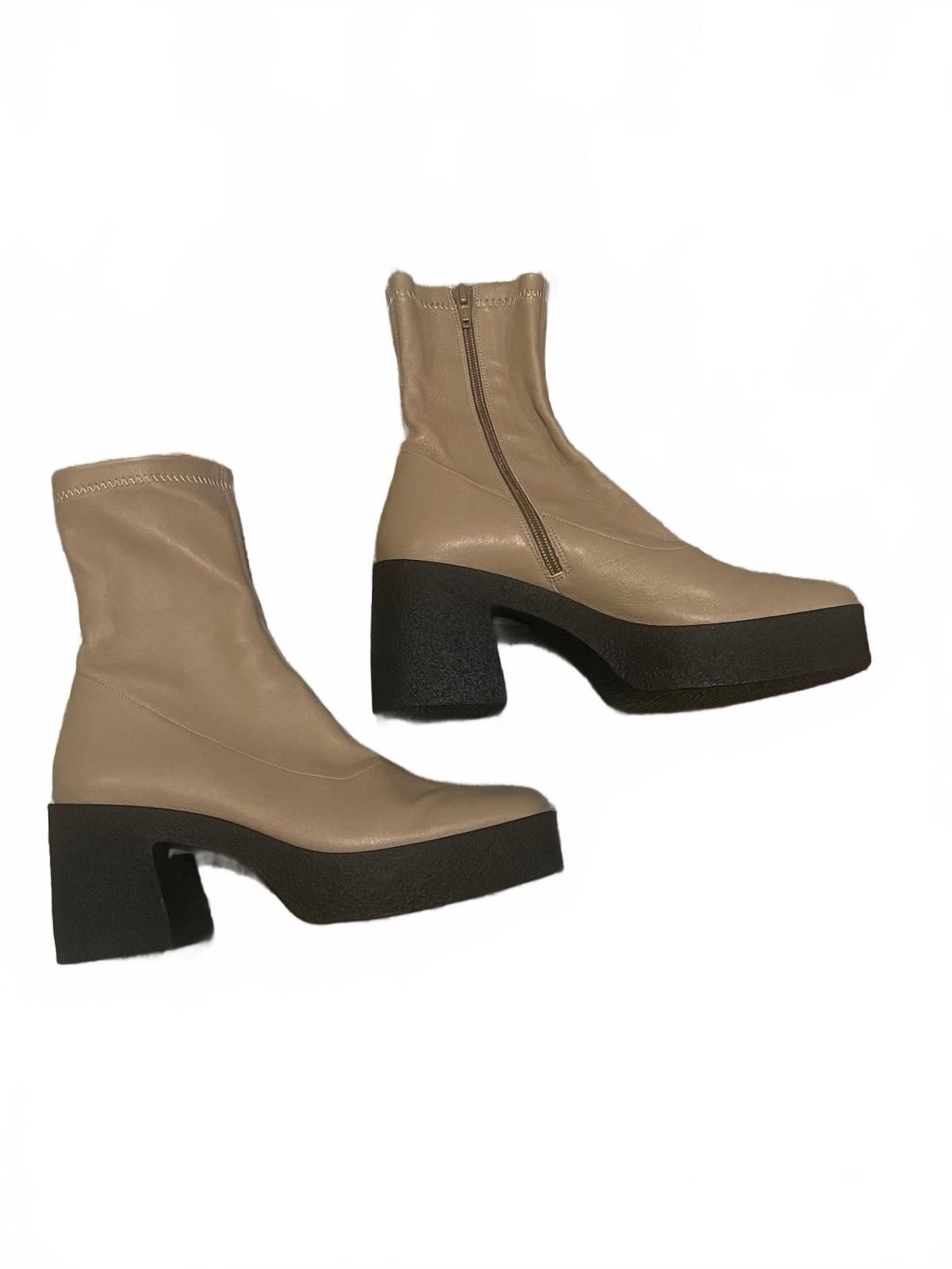 Akaada Booties