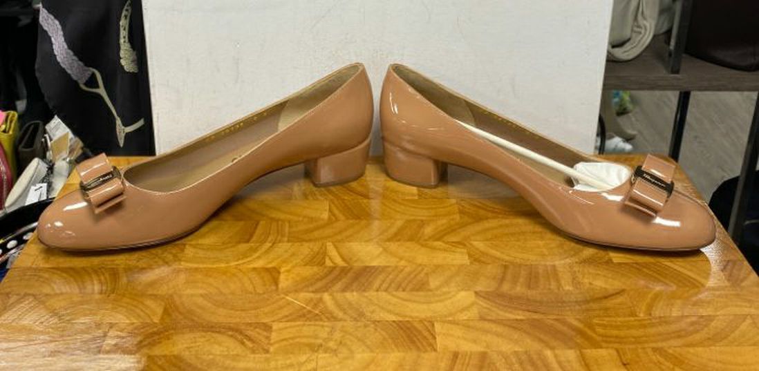 UNUSED Salvatore Ferragamo Blush Patent Leather Vara Heels Size 8