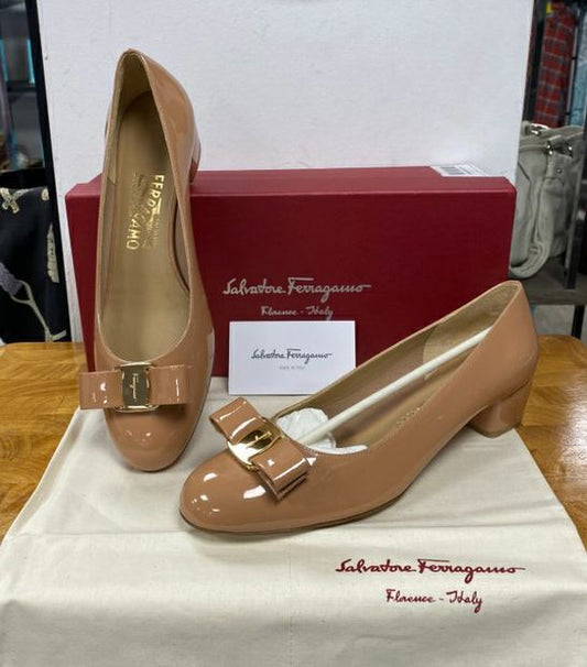 UNUSED Salvatore Ferragamo Blush Patent Leather Vara Heels Size 8