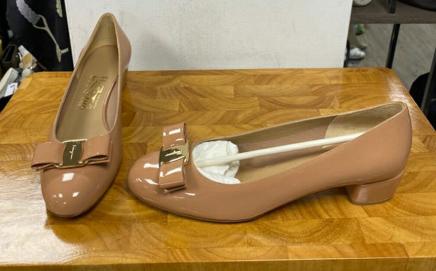 UNUSED Salvatore Ferragamo Blush Patent Leather Vara Heels Size 8