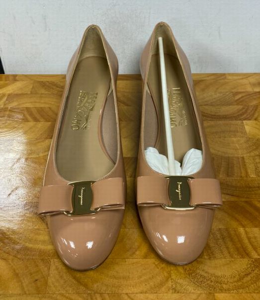 UNUSED Salvatore Ferragamo Blush Patent Leather Vara Heels Size 8